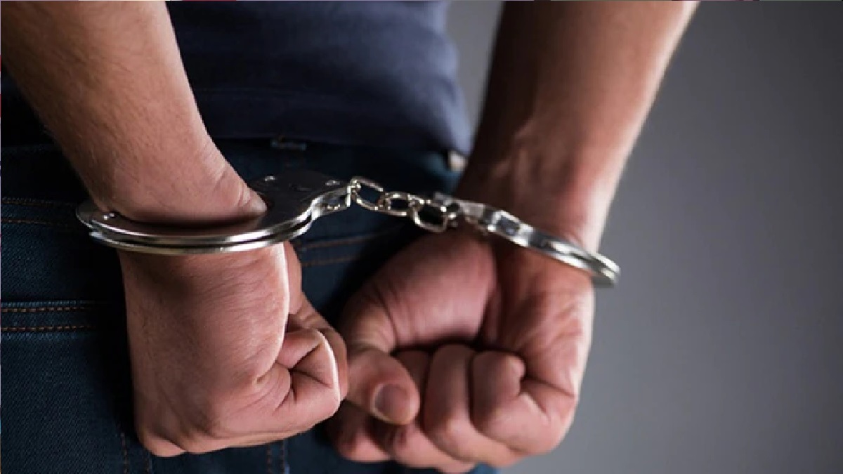 মুড়িতে মাদক মিশিয়ে বেহুঁশ, প্রেমিকার চোখ নষ্টের অভিযোগ যুবকের বিরুদ্ধে