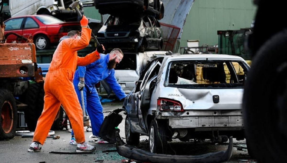 করোনার হতাশায় রাগ কমাতে ভাঙা হচ্ছে গাড়ি