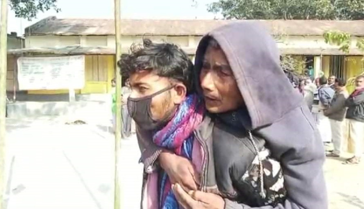 ছেলের পিঠে চড়ে ভোট দিলেন দোমাসু রায়