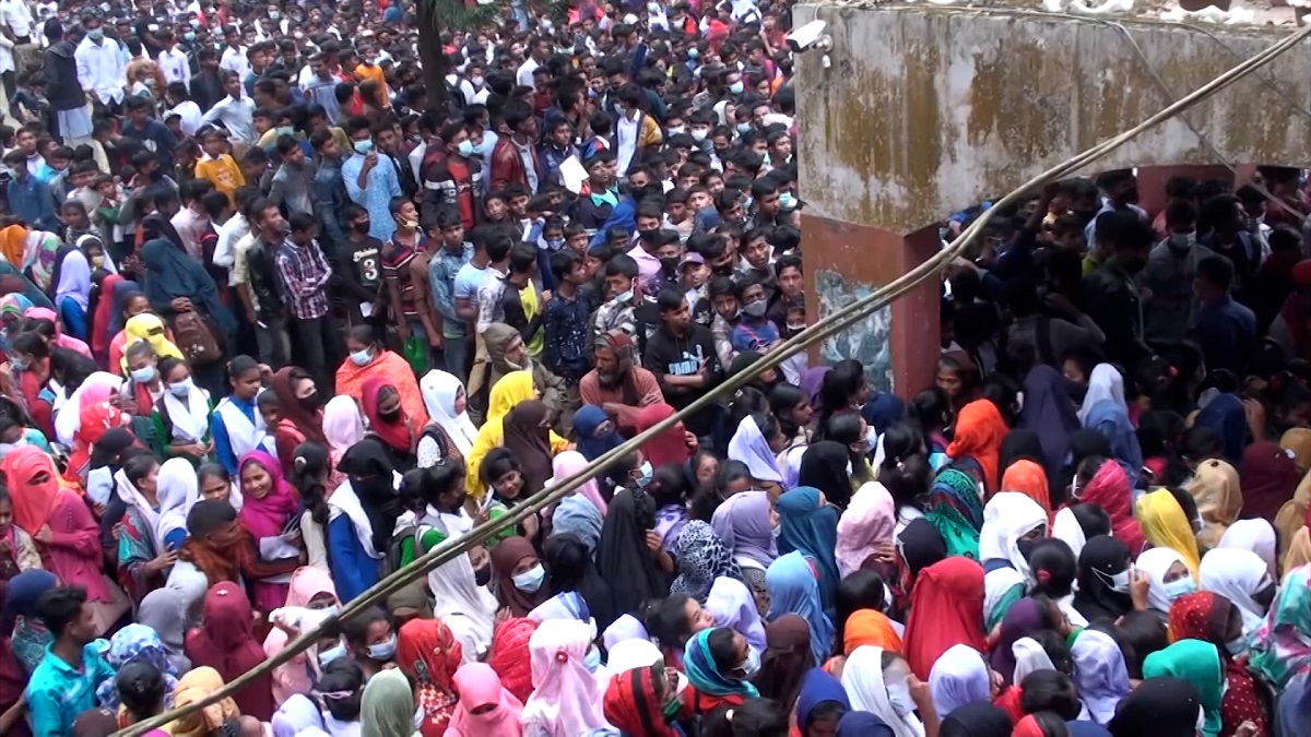 শিক্ষার্থীদের টিকা দেয়া নিয়ে তুলকালাম নেত্রকোণায়