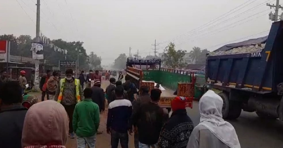 পাবনায় দুই ট্রাকের প্রতিযোগিতায় প্রাণ গেল যুবকের