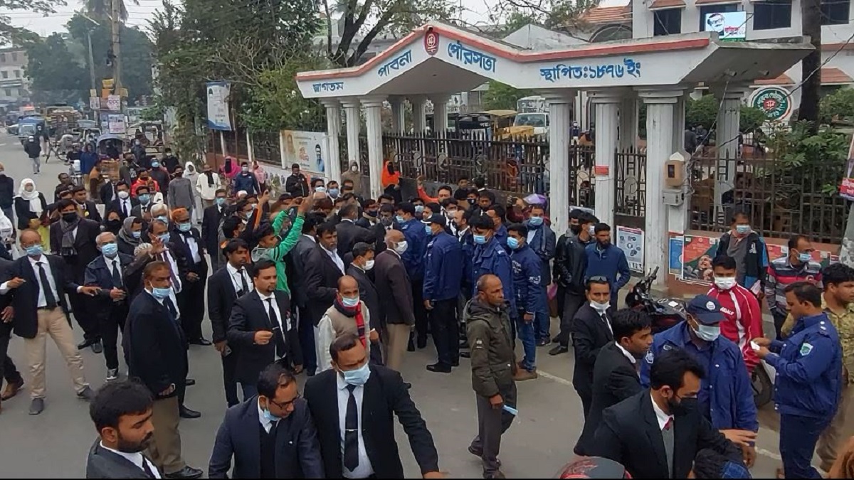 আদালত চত্বর থেকে সাক্ষী অপহরণ, বাধা দেয়ায় লাঞ্ছিত ৩ আইনজীবী