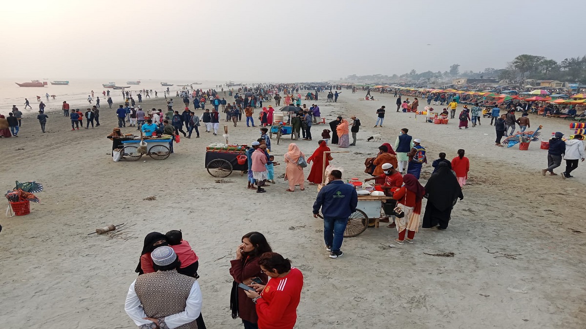 কুয়াকাটায় পর্যটকের ভিড়, কেউ মানছেন না স্বাস্থ্যবিধি