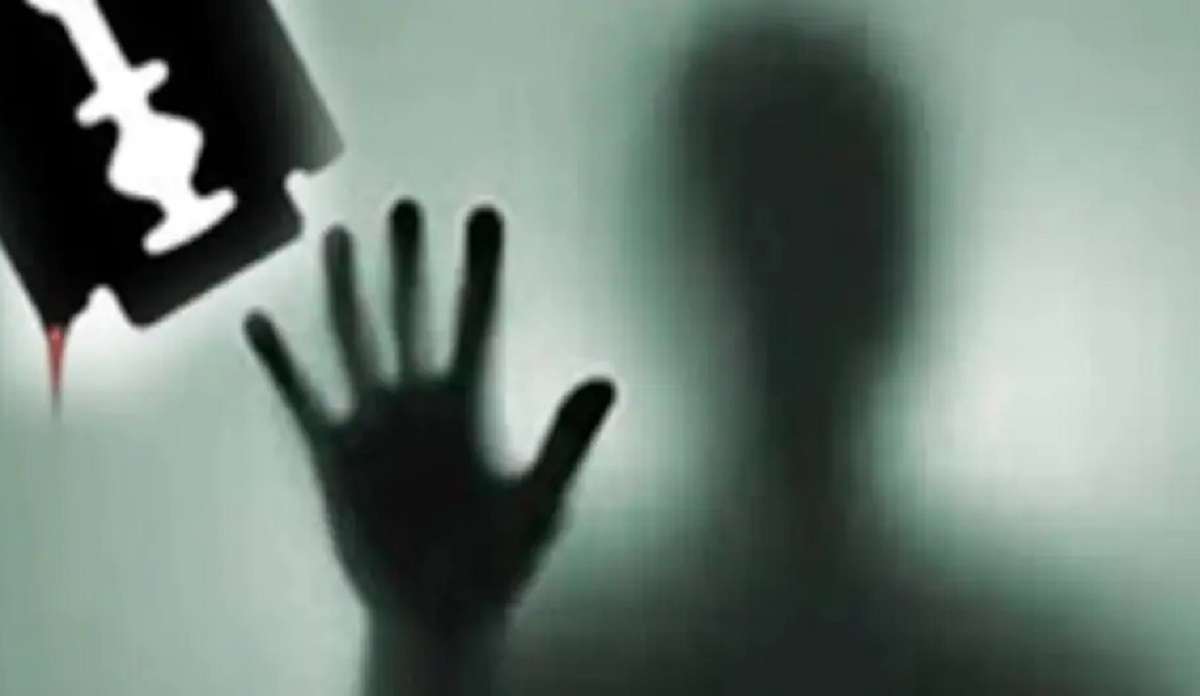 নওগাঁয় নিজের গোপনাঙ্গ কাটলো কলেজ ছাত্র