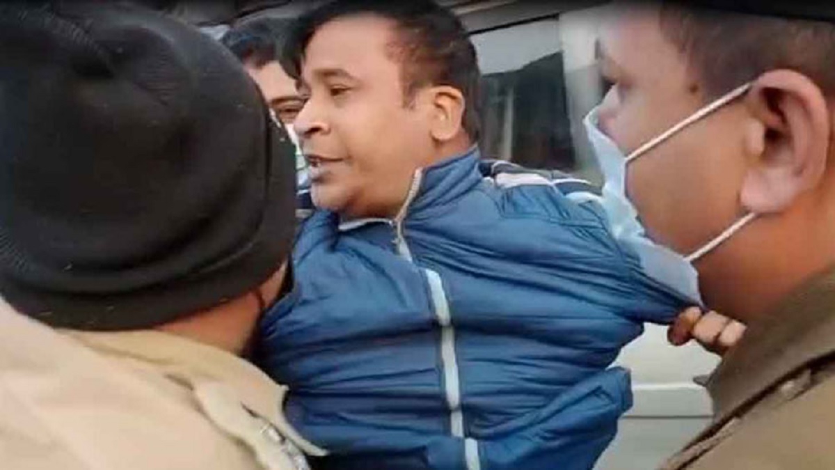 মাস্ক না পরায় পুলিশকর্মীকেই টেনেহিঁচড়ে গাড়িতে তুললো পুলিশ!