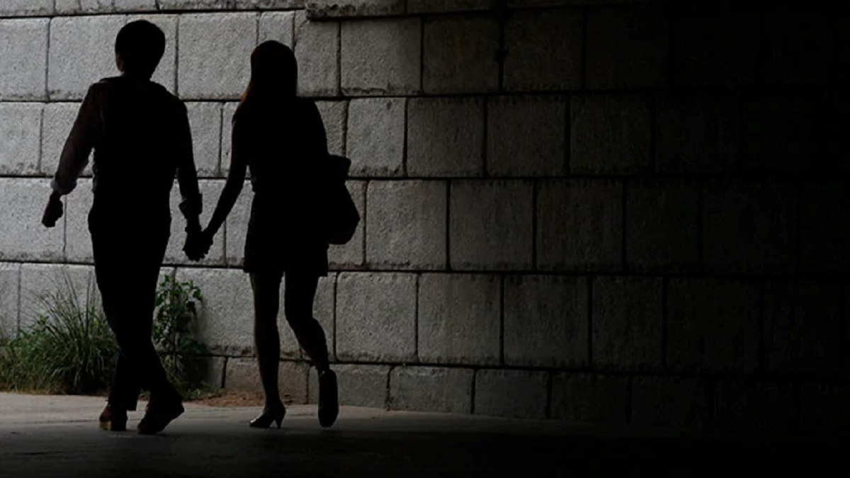 রাজবাড়ীতে প্রবাসীর স্ত্রীকে নিয়ে আইনজীবী উধাও, গ্রেফতারি পরোয়ানা জারি