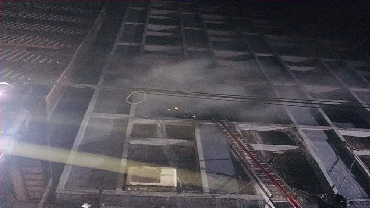 পোস্তগোলায় গার্মেন্টসে আগুন, ফায়ার সার্ভিসের চেষ্টায় নিয়ন্ত্রণে