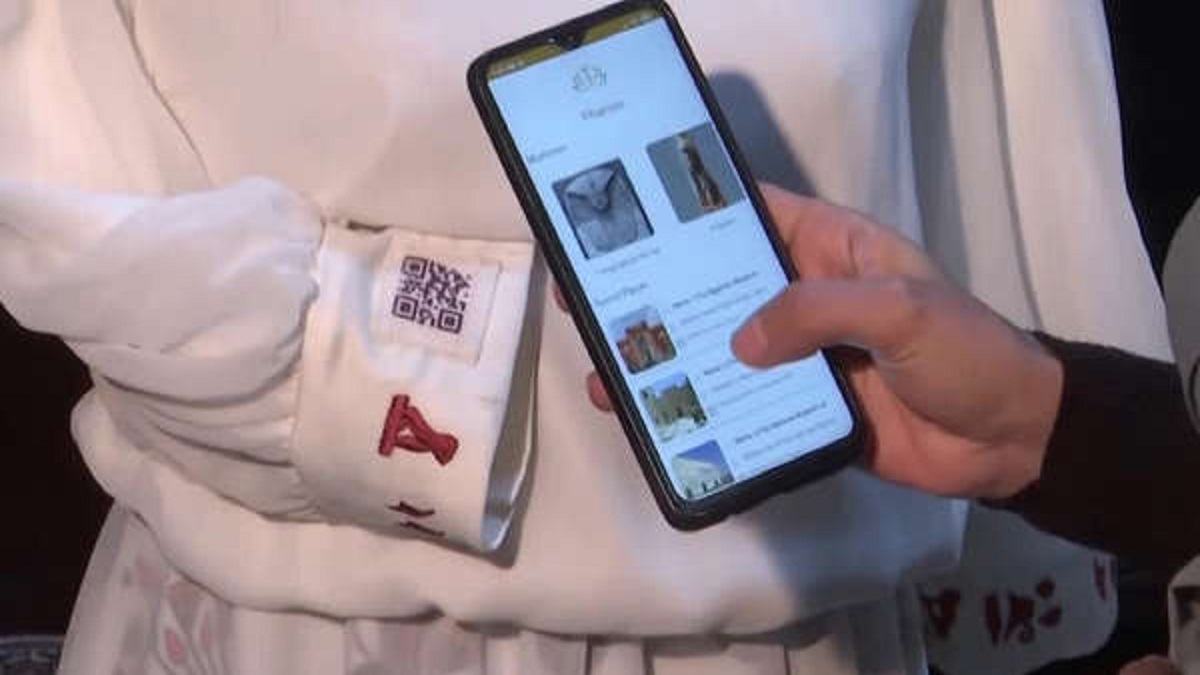 মিসর ভ্রমণে গাইডের কাজ করবে যে স্মার্ট পোশাক