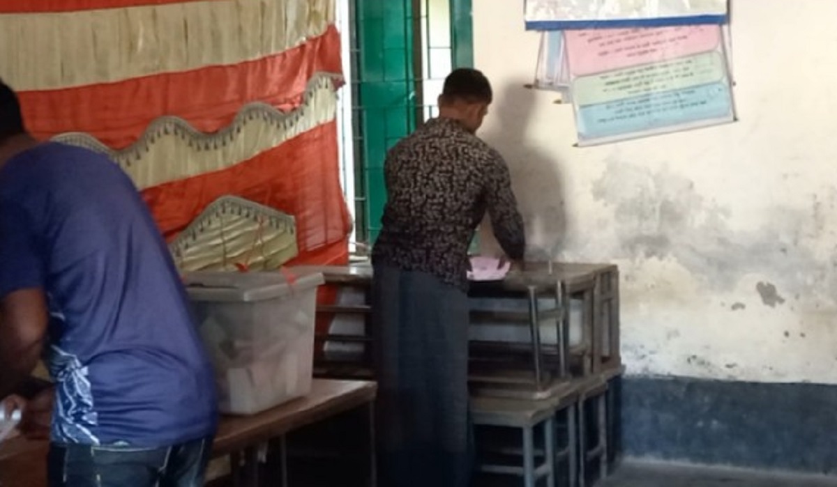 পাংশার পাট্টায় উন্মুক্ত স্থানে ভোট