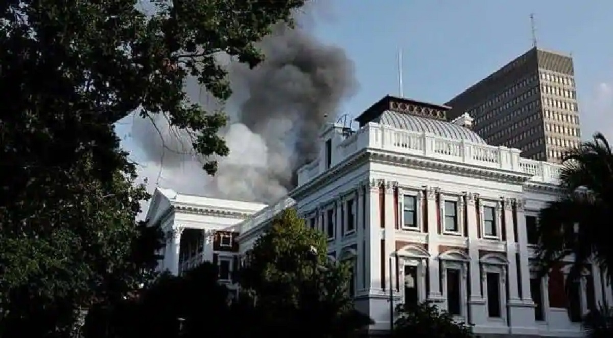 দক্ষিণ আফ্রিকার পার্লামেন্ট ভবনে ভয়াবহ আগুন (ভিডিও)