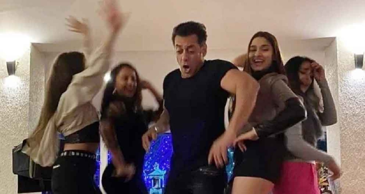 প্রাক্তন প্রেমিকাদের সাথে উদ্দাম পার্টি করে বর্ষবরণ সালমানের