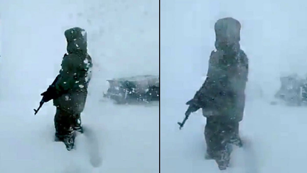 তুষার ঝড়ের মধ্যেও ঠাঁই পাহারায় সেনা জওয়ান, ভিডিও ভাইরাল
