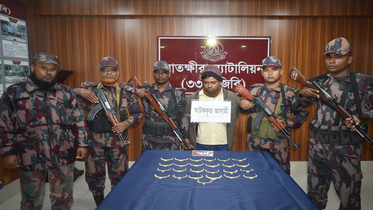 সাতক্ষীরা সীমান্তে ২৫ টি স্বর্ণের নেকলেসসহ চোরাকারবারী আটক