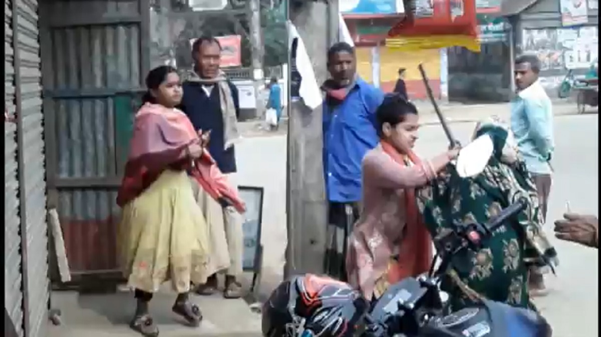 যমুনা টিভিতে সংবাদ প্রকাশের পর শেরপুরে বৃদ্ধাকে ঘাড়ধাক্কা দেয়া সেই পুত্রবধূ ও নাতি গ্রেফতার