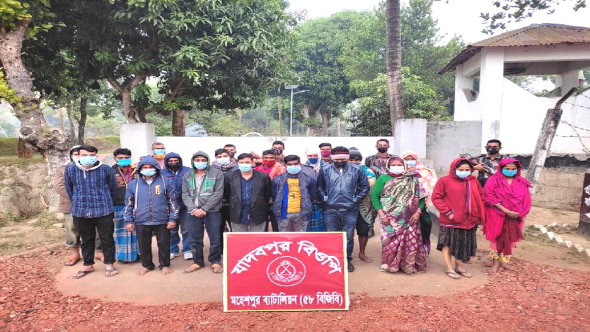 মহেশপুর সীমান্ত দিয়ে অবৈধভাবে ভারত যাওয়ার সময় আটক ২২