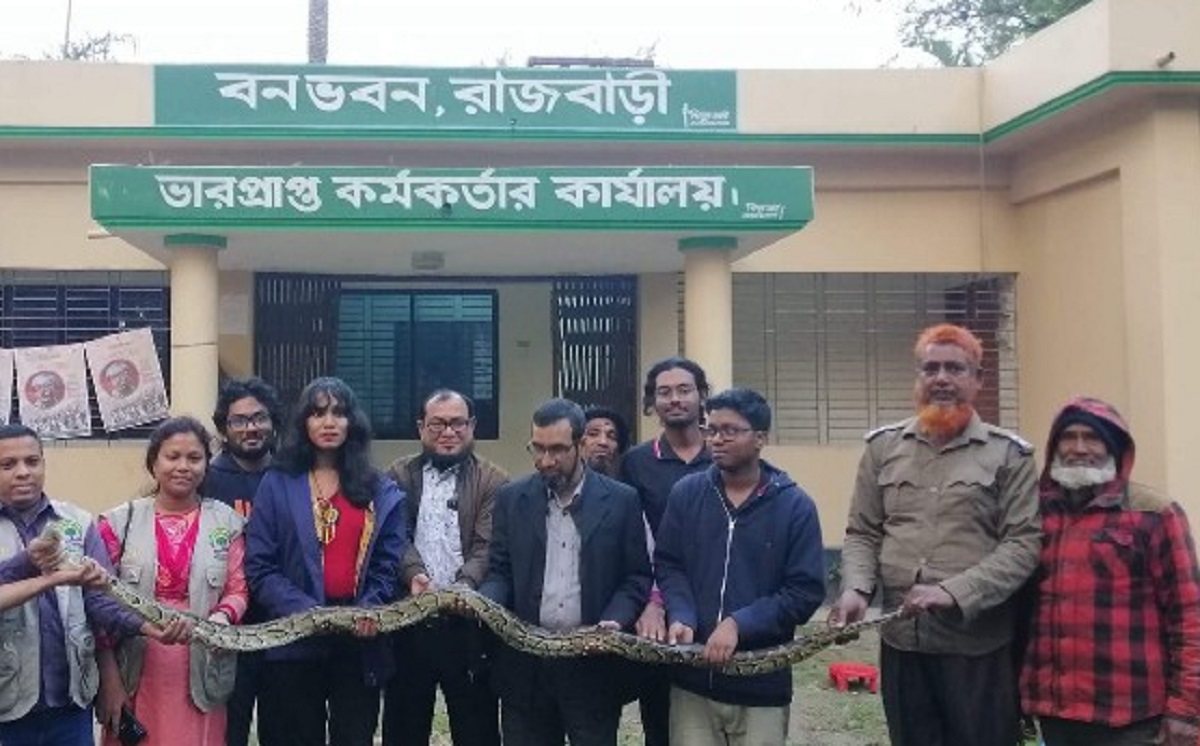 রাজবাড়ীতে সাপের খামারে অভিযান চালিয়ে দু’টি অজগর উদ্ধার