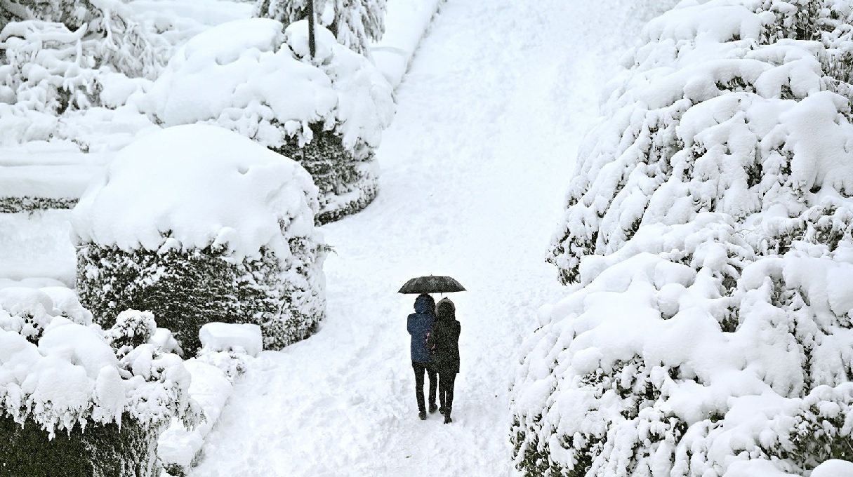 তীব্র তুষারঝড়ে বিপর্যস্ত যুক্তরাষ্ট্র ও কানাডা, বিদ্যুৎবিহীন লক্ষাধিক মানুষ