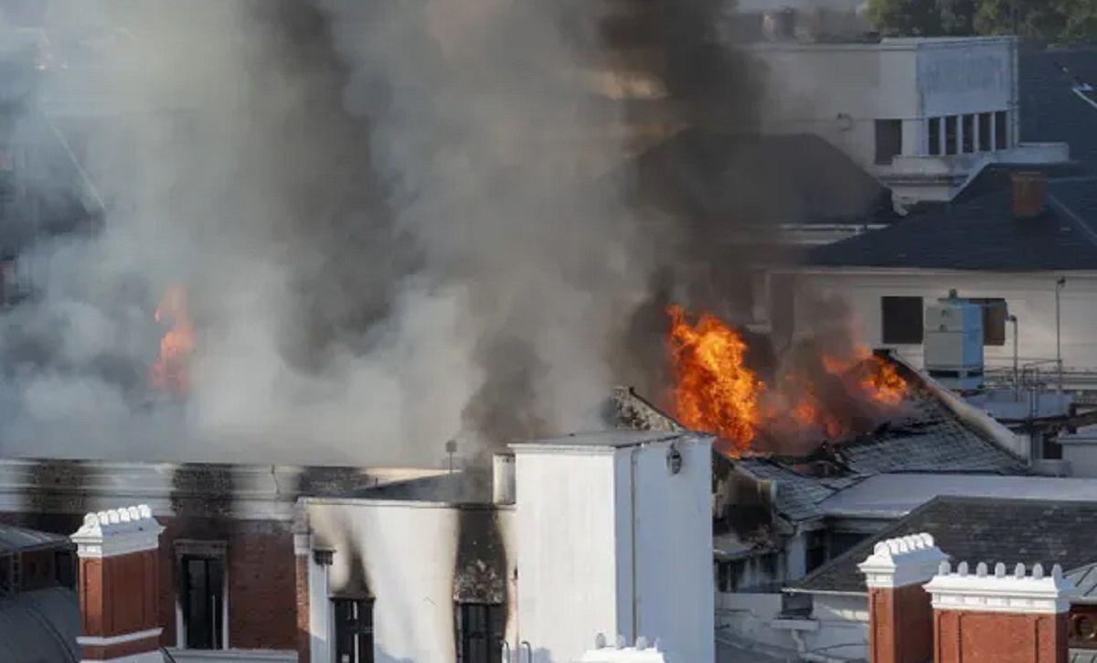 দক্ষিণ আফ্রিকার সংসদ ভবনে আগুন