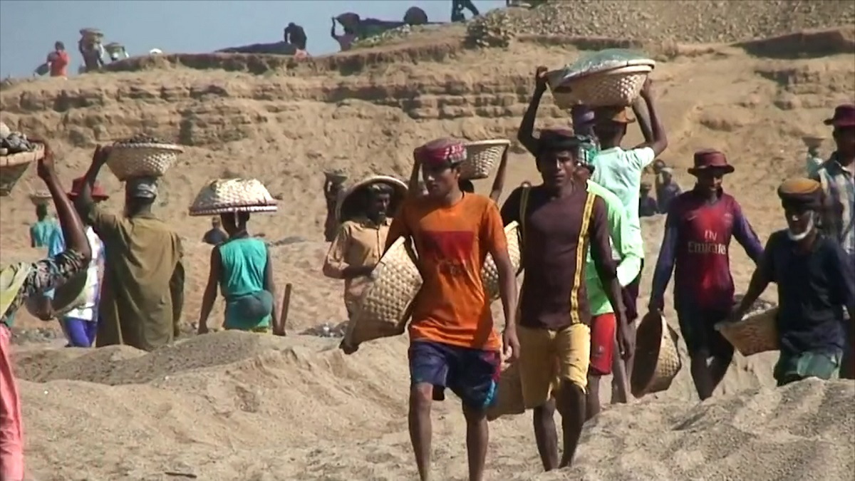 অবৈধ পাথর বিক্রির অনুমতি পেয়ে তুলছে আরও পাথর