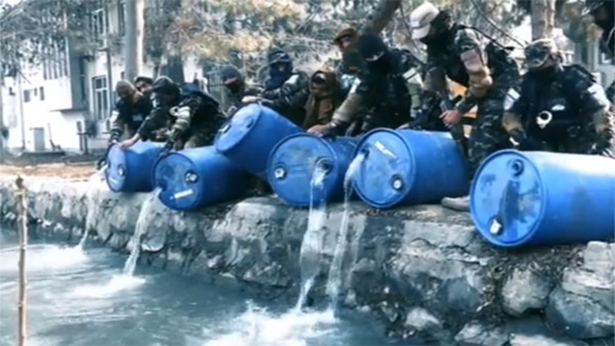 তিন হাজার লিটার মদ খালে ফেলে দিলো তালেবান (ভিডিও)