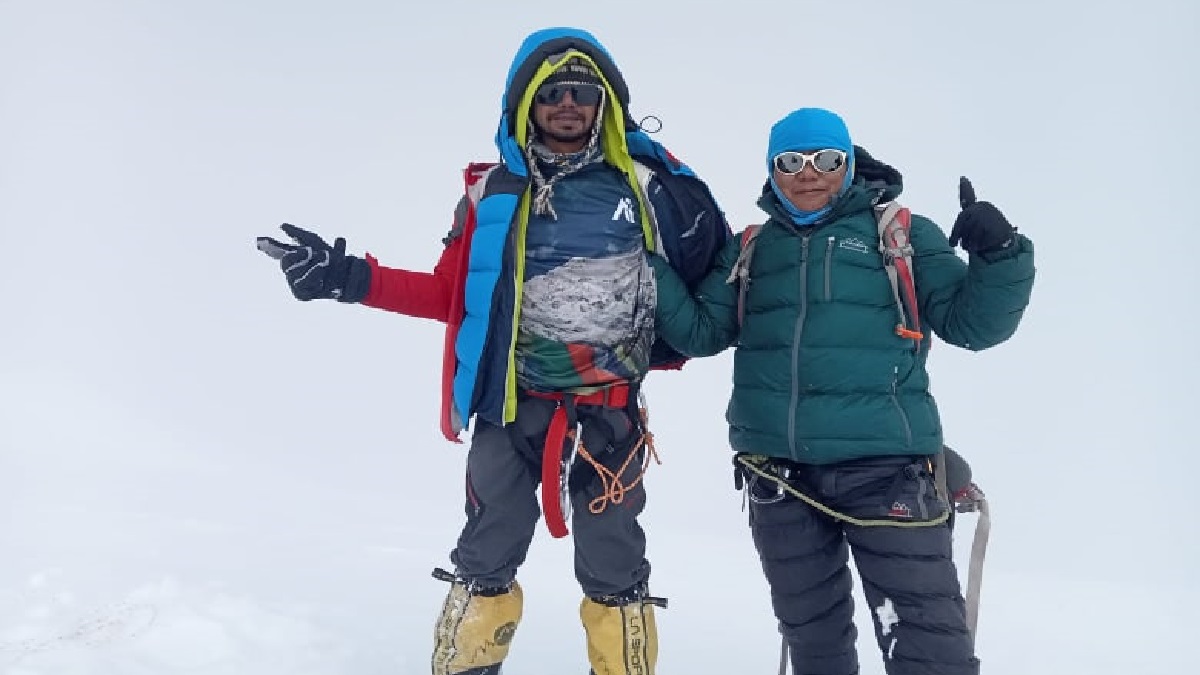 নেপালের থার্পু চুল্লির চূড়ায় বাংলাদেশি দুই যুবক