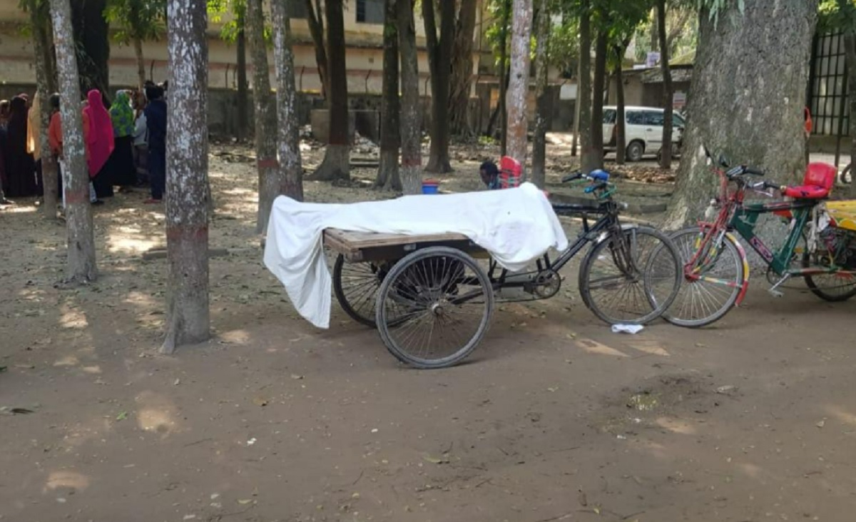 টাঙ্গাইলে ট্রেনে কাটা পড়ে পিকআপ চালকসহ নিহত ২