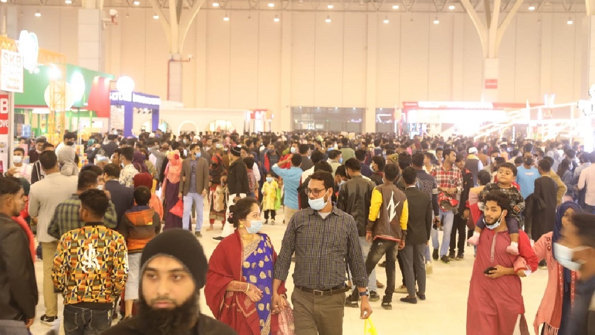 বাণিজ্য মেলায় ভিড় আছে, বেচাকেনা নেই