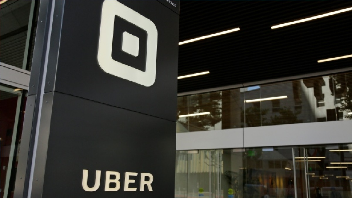 গাড়ির জানালা খোলায় গুনতে হলো ১৮ হাজার টাকা জরিমানা!