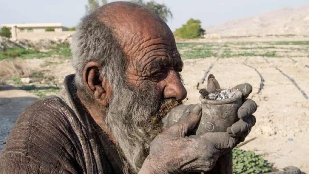 প্রেমে প্রত্যাখ্যান; মনের কষ্টে ৬৭ বছর গোসল করেননি বৃদ্ধ!