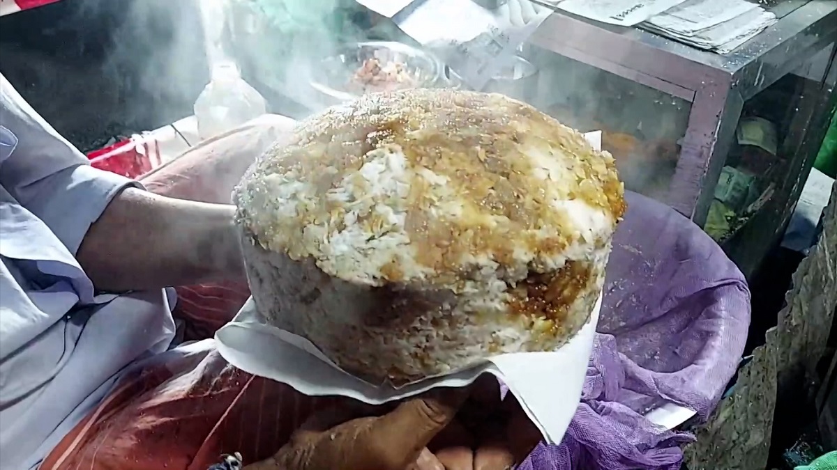 মালেক মামার ভাপা পিঠা, পিস বিক্রি হয় ২০ থেকে হাজার টাকা পর্যন্ত