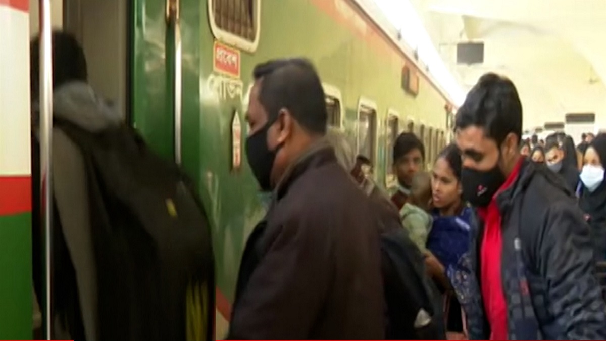 শতভাগ যাত্রী নিয়ে সারা দেশে ট্রেন চলাচল শুরু