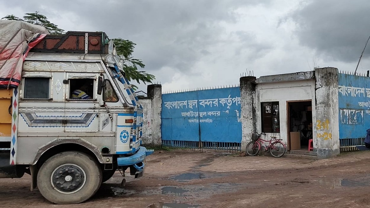 মাতৃভাষা দিবস উপলক্ষে আখাউড়া স্থলবন্দরে আমদানি-রফতানি বন্ধ