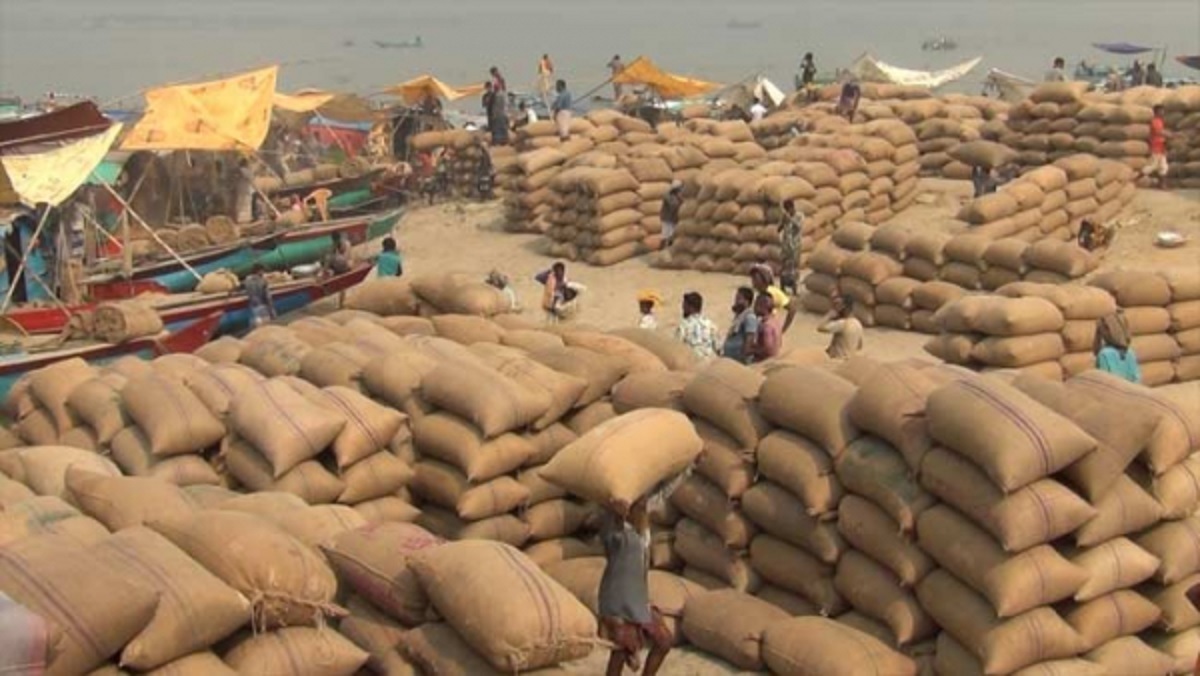 হঠাৎ চড়া হাওরের সবচেয়ে বড় ধানের মোকাম