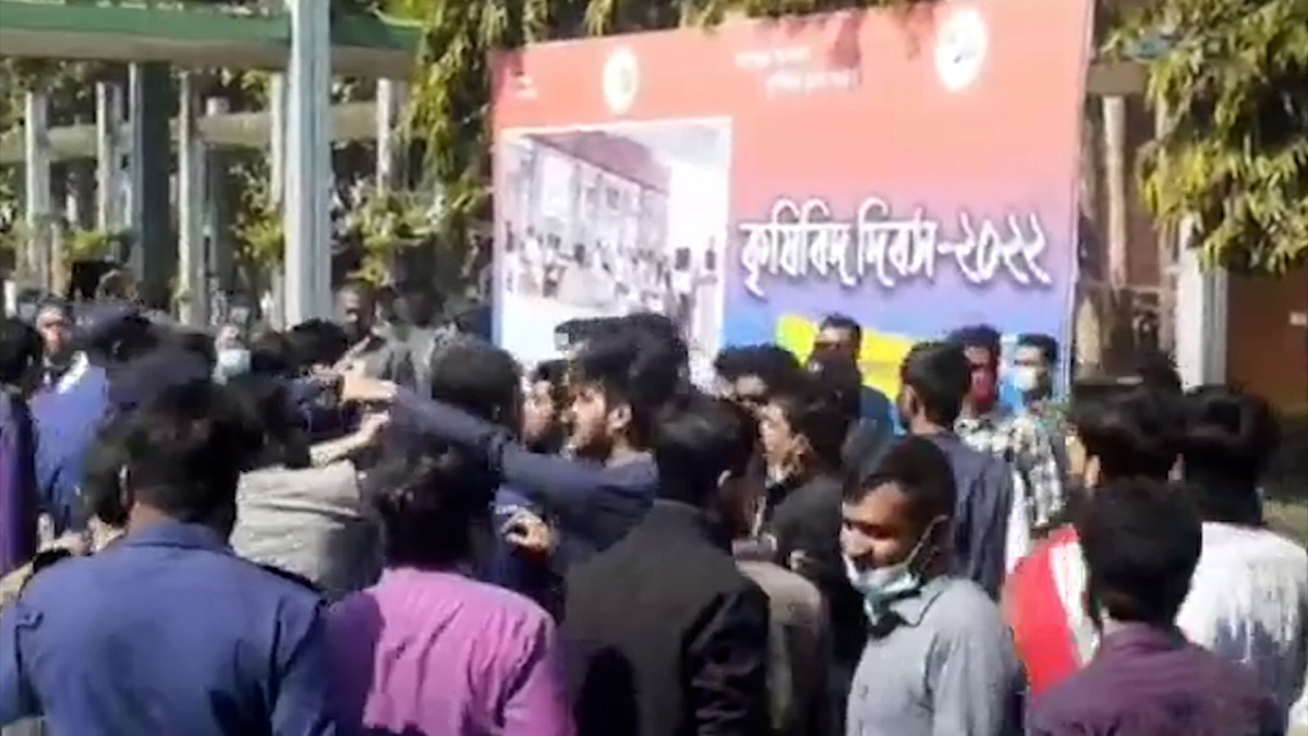 বাকৃবিতে দু’পক্ষের ধাওয়া পাল্টা ধাওয়া