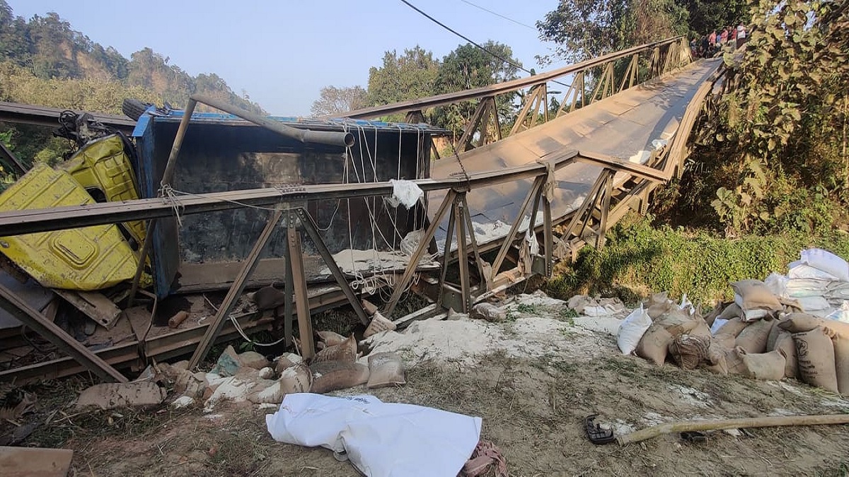 বান্দরবানে ব্রিজ ভেঙে ট্রাক খাদে, ট্রাকচালক নিহত