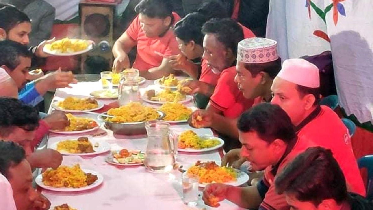 বরিশালে ‘চাচা বনাম ভাতিজা’ বেশি খাওয়ার প্রতিযোগিতা