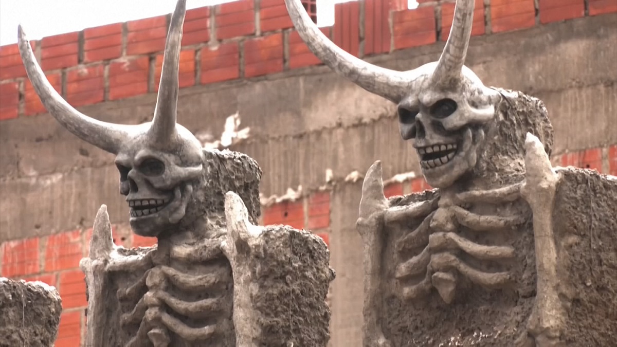 আতঙ্ক ছড়াচ্ছে ভুতুড়ে বাড়ি