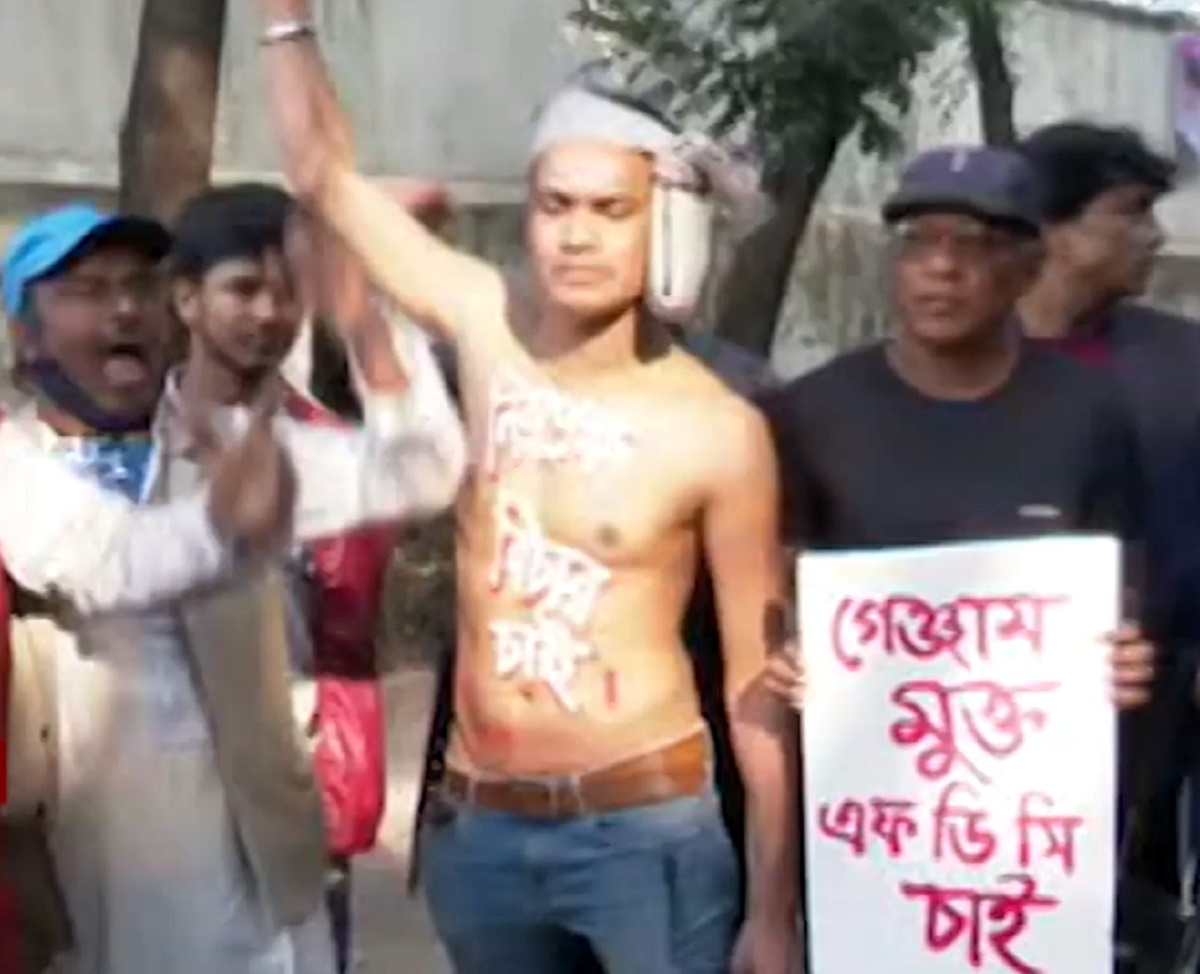 ‘গ্যাঞ্জামমুক্ত এফডিসি চাই’ প্ল্যাকার্ড হাতে নিপুন সমর্থকরা