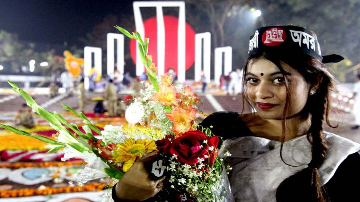ফুলে ফুলে ভরে উঠেছে সারাদেশের শহীদ মিনার