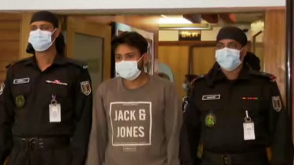 প্রতারণা করে নগ্ন ভিডিও ধারণ ও ব্ল্যাকমেইলের অভিযোগে গ্রেফতার ১