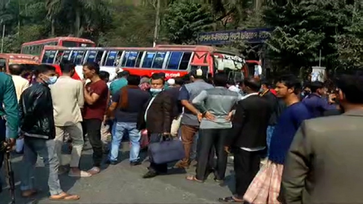 কিডনি হাসপাতালে ডায়ালাইসিস বন্ধ, রোগীর স্বজনদের সড়ক অবরোধ