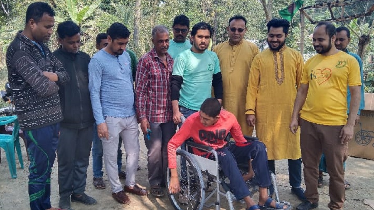 ঝিনাইদহে বিকলাঙ্গ শিশুকে হুইলচেয়ার দিয়ে ভ্যালেন্টাইনস ডে উদযাপন