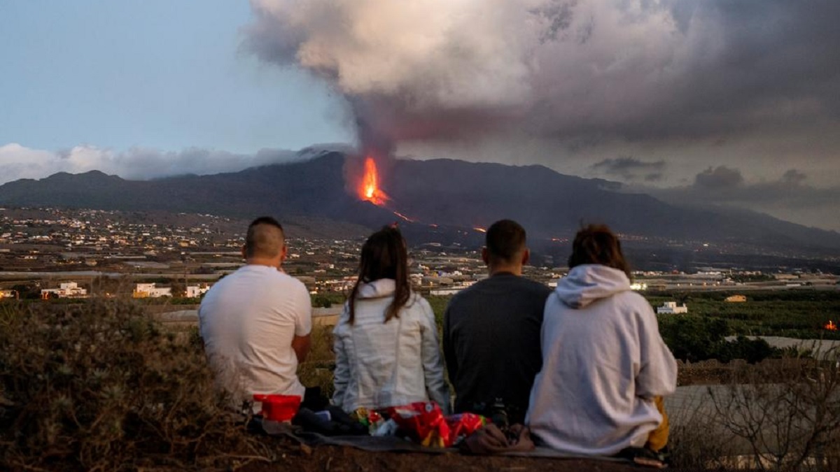 অগ্নুৎপাতের ছাইয়ের স্তূপই আয়ের উৎস হচ্ছে লা পামা দ্বীপবাসীর
