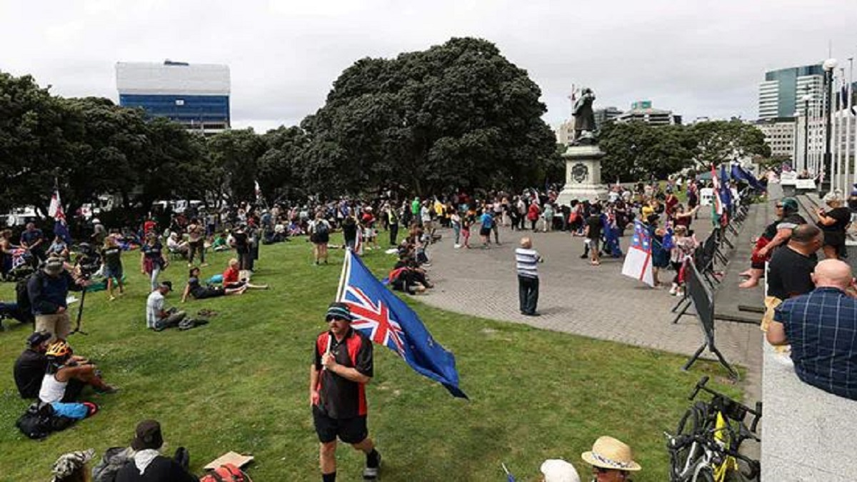 নিউজিল্যান্ডে সংসদ ভবন ঘেরাও, বিক্ষোভকারীদের দাবি ‘আমাদের স্বাধীনতা ফিরিয়ে দাও’