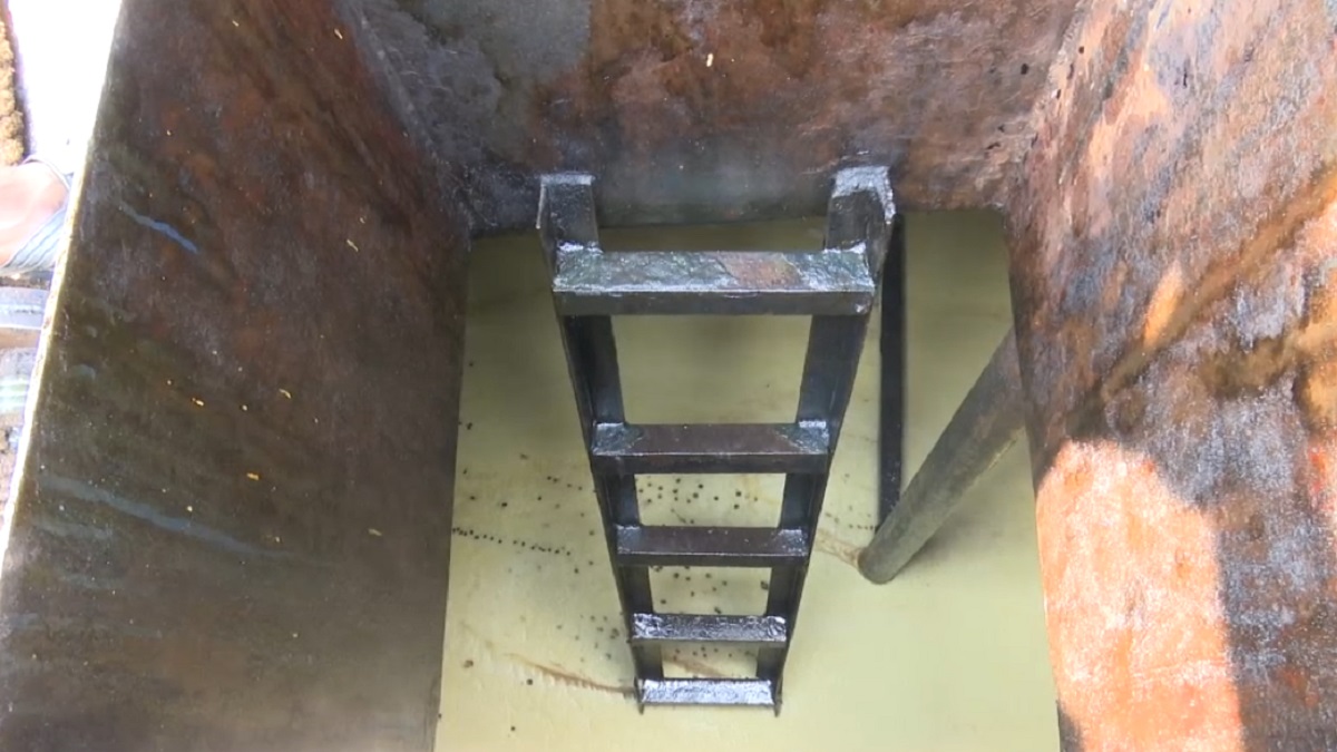 বঙ্গোপসাগরে জাহাজ থেকে অভিনব কৌশলে তেল চুরি, হাতেনাতে আটক ৫