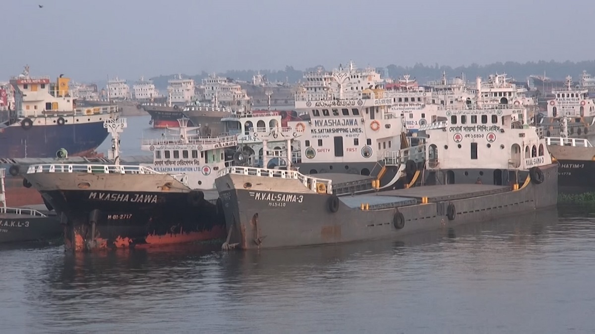 শীতলক্ষ্যা ঢেকে গেছে কার্গো জাহাজে