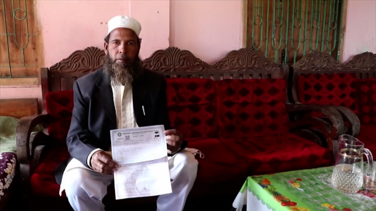 ৫০ বছরে আলিম পাস করে তাক লাগিয়ে দিলেন সিরাজ