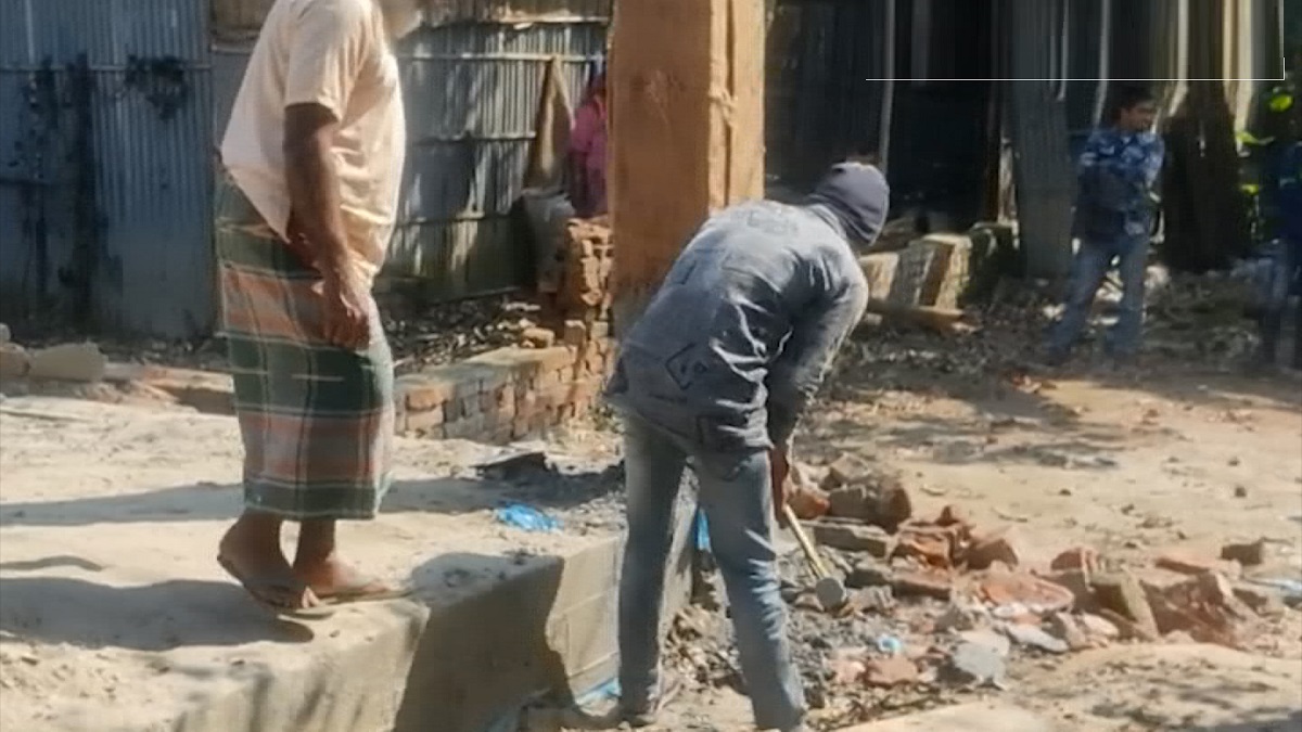 পুলিশের সামনে গুঁড়িয়ে দেয়া হয় প্রবাসীর বাড়ি, লুটপাটের অভিযোগ