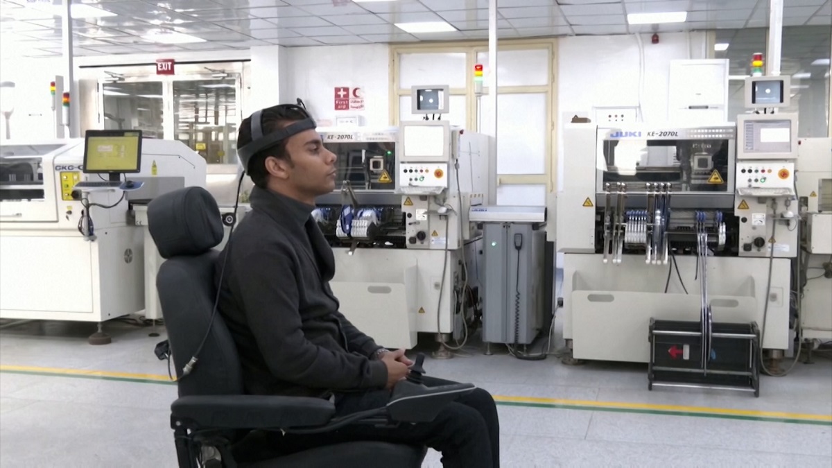 পক্ষাঘাতগ্রস্তদের জন্য অভিনব প্রযুক্তি, মাথা নাড়িয়েই চালানো যাবে হুইলচেয়ার