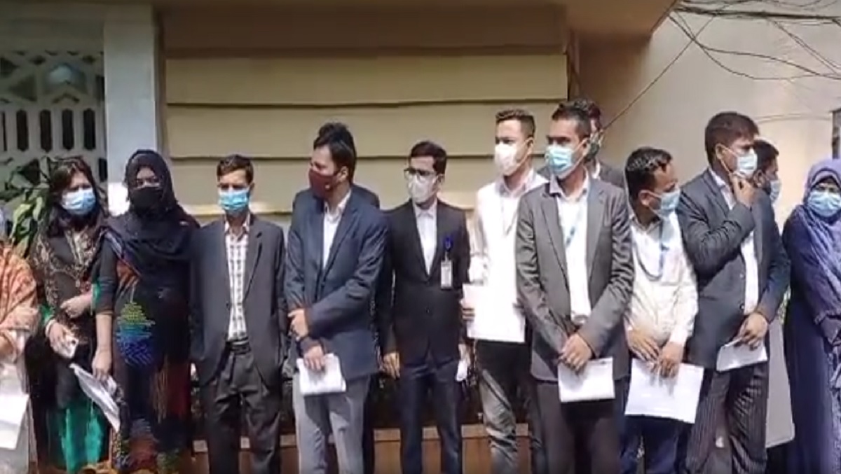 সহকর্মীকে অপসারণের ঘটনায় দুদক কর্মকর্তাদের মানববন্ধন